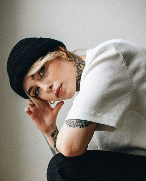 Masc Fem Photoshoot, Masc Female Photoshoot, Masculine Woman Photoshoot, Masc Presenting Women, Nonbinary Person Aesthetic, Queer Portrait Photography, Masc Photoshoot, Androgynous Outfits Women, Soft Butch Aesthetic