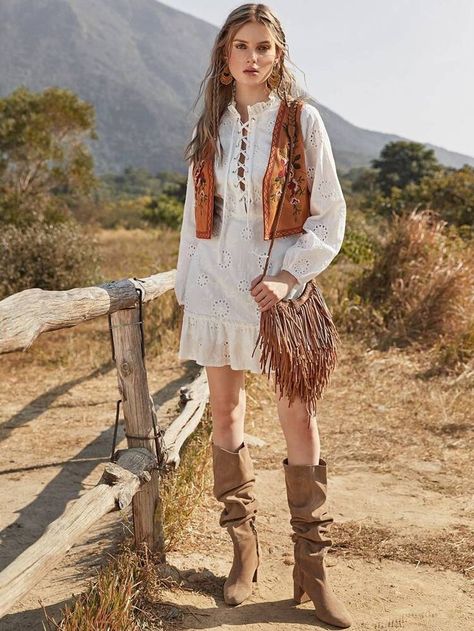 Boho Vest Outfit, Bohemian Attire, Rave Party Outfit, Western Chic Fashion, Boho Vest, Country Style Outfits, Estilo Country, Rodeo Outfits, Boho Fashion Bohemian