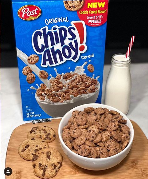 Apparently, Chips Ahoy Cereal had become discontinued for a short period of time (we were unaware of this because we weren’t very crazy about it in the first place), but is has returned with a boastful new recipe! Expect to find these on shelves at the end of this month. Cereal Aesthetic, Cookies Cereal, Cereal Cookies, Chips Ahoy, Soul Food Dinner, Junk Food Snacks, Grocery Foods, Healthy Groceries, Yummy Comfort Food