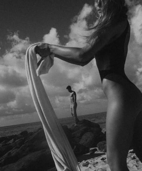 Esther - Socal Photographer (@estherscanon) • Instagram photos and videos Oahu Photographers, Hawaii Pictures, Black And White Beach, Noah Kahan, Island Life Style, Hawaii Photographer, Scenery Pictures, Photographer Portfolio, Beach Portraits