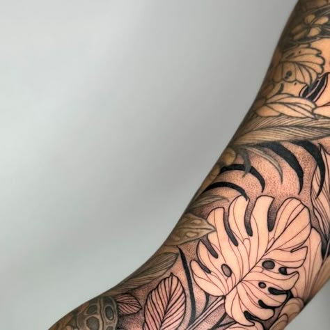 🥀MICHAEL TA 🥀 on Instagram: "We started this sleeve a few years back and we just finished the inside last week. A very bittersweet ending 🥲 this was actually one of the first few tropical themed sleeves I started doing and it got pretty popular with my clients! Thanks Julia, youre a beast 💪  @artisticgrindtattoo @18btattoo   #monsteratattoos#fullsleevetattoos#tropicaltattoos #hibiscustattoo #lasvegastattooartist#miketa_tattoo#finelinetattoos" Tropical Botanical Tattoo, Tropical Leaves Sleeve Tattoo, Plant Sleeve Tattoo Botanical Drawings, Foliage Tattoo Sleeve, Tropical Foliage Tattoo, Tropical Arm Sleeve Tattoo, Monstera Leaf Tattoo Sleeve, Tropical Floral Tattoo, Tropical Leaf Tattoo