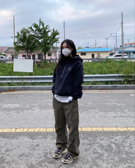 minjoyhh on ig Gorpcore Outfit Women, Salomon Xt6 Outfit, Green Carpenter Pants, Wander Outfit, Trekking Outfit, Woman Outfit, Vintage Dickies, Hiking Fashion, Carpenter Pants