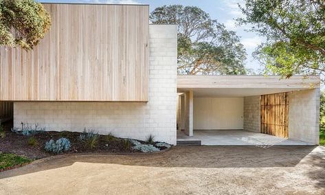 This simple house hides a breathtaking hideaway like a five-star spa Coastal Facade, Facade Ideas, Coastal Color Palette, Engineered Timber Flooring, House Cladding, Coastal Gardens, Mid Century Architecture, Coastal Colors, White Exterior