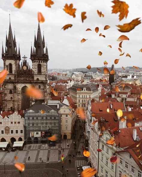 gisipen (@gisipen) on X Towns Aesthetic, Prague Autumn, Check Republic, Autumn Shopping, Visit Prague, Prague Travel, Prague Castle, Prague Czech Republic, Autumn Scenery