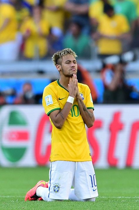 Brazil's forward Neymar prays during the penalty shoot out after extra-time in the Round of 16 football match between Brazil and Chile at The Mineirao Stadium in Belo Horizonte during the 2014 FIFA World Cup on June 28, 2014. Football Neymar, Penalty Shootout, Brazil Football Team, Neymar Football, Baseball Quotes, Good Soccer Players, Soccer Girl, Football Lovers, World Football