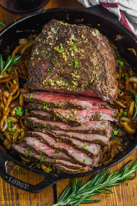 This Easy Top Round Roast Beef Recipe is going to become a regular in your house after you see how easy it is to make, how tender and perfect it comes out every time, and how versatile the left overs are.  With only five minutes of preparation time and the most perfect flavor, your family will love this easy roast beef recipe. Easy Roast Beef Recipe, Top Round Roast Recipe, Bottom Round Roast Recipes, Top Round Roast Beef, Top Round Roast, Roast Beef Recipe, Easy Roast, Cooking Roast Beef, Sirloin Roast