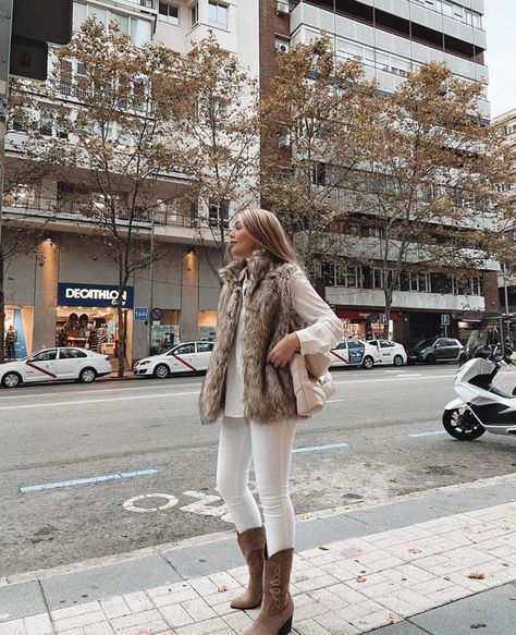 Outfit Botas Cowboy Mujer, Botas Cowboy Outfit, Botas Cowboy Mujer Outfit, Cowboy Boots Winter, Cowboy Boots Outfit Winter, Botas Cowboy, Outfit Botas, Winter Boots Outfits, Casual Chic Spring