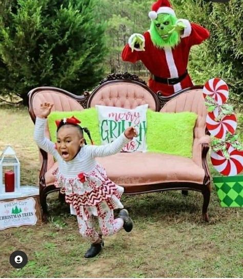 Christmas Mini Shoot, Christmas Tree Farm Photos, Funny Christmas Photos, Grinch Stuff, Diy Photography Props, Christmas Family Photoshoot, Christmas Shoot, Santa Pictures, Christmas Mini Sessions