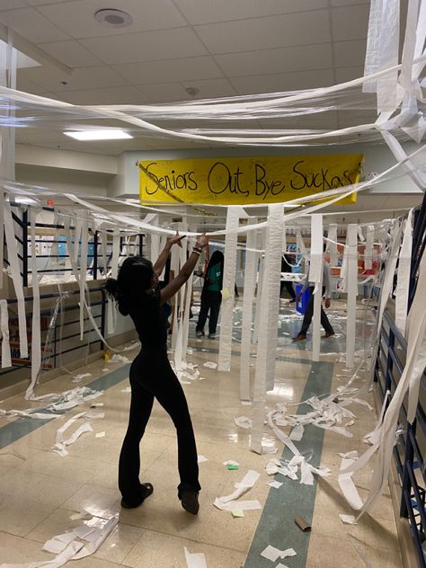 Funny Senior Pranks, Senior Year Pranks, Best Senior Pranks, School Memories Scrapbook, School Pranks, Senior Year Things, Senior Week, Senior Year Fun, Sr 25