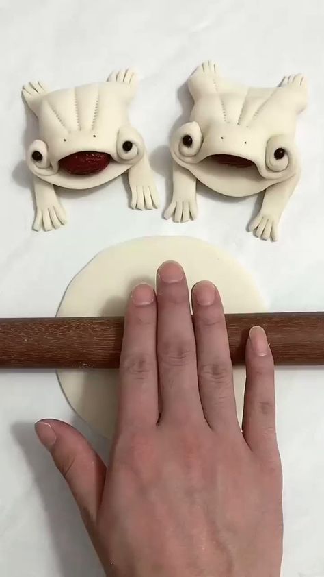 Food Craftwork on Twitter: "https://t.co/7xdCN9wbAd" / Twitter Play Dough Designs, Frog Bread, Art Frog, Amazing Food Decoration, Bread Art, Fondant Animals, Amazing Food Art, Creative Food Art, Food Carving