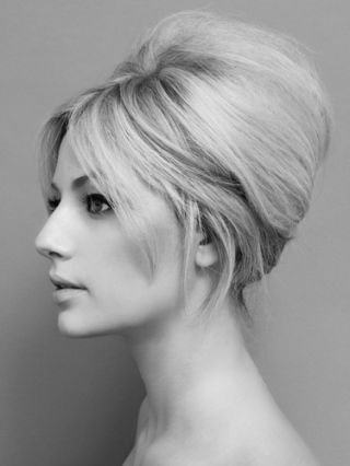 Step-by-step guide to 60s hairstyle, a Brigitte Bardot-inspired beehive up-do Brigitte Bardot Hair, Bardot Hair, Retro Wedding Hair, 1960s Hair, 60s Hair, Beehive Hair, Vintage Wedding Hair, Short Blonde, Retro Hairstyles