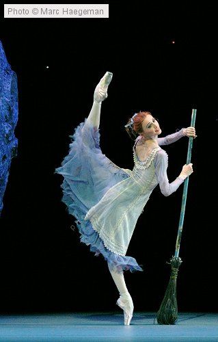 Svetlana Zakharova (Cinderella) with Bolshoi Ballet in "Cinderella" Sylvie Guillem, Classic Dance, Svetlana Zakharova, Ballet Russe, Ballet Beauty, Alvin Ailey, Bolshoi Ballet, Ballet Inspiration, Russian Ballet