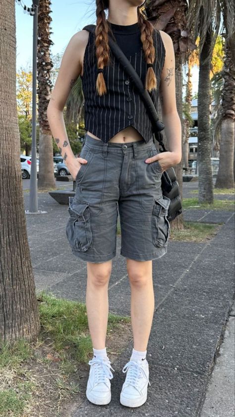 Summer Boyish Outfits, Cargo Shorts Outfits Women, Style With Cargo, Cargo Shorts Outfit, Style Cargo Shorts, Metallica Concert, Boyish Outfits, Cake House, Shorts Outfits Women