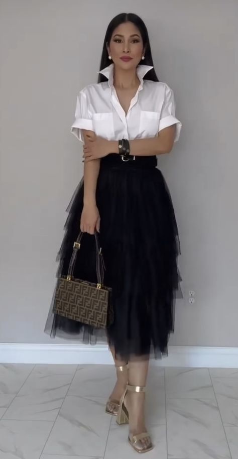 White Collar Shirt Outfit, Long Tulle Skirt Outfit, Black Tulle Skirt Outfit, Black Tulle Skirt, Tulle Skirts Outfit, Chic Work Outfit, Semi Formal Outfits, Skirt And Top Dress, Tulle Long Skirt