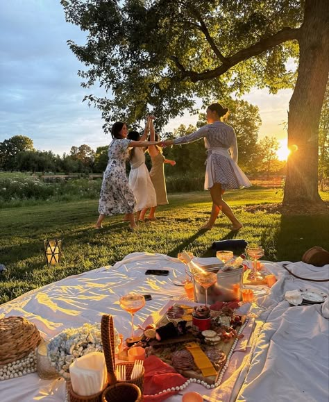 Picnic Photo Shoot, Picnic Pictures, Picnic Inspiration, Garden Picnic, Picnic Birthday, Garden Party Birthday, Favourite Flowers, Take Off Your Shoes, Picnic Date