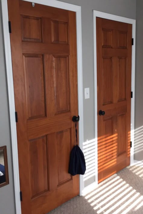 Wood stained doors, aged bronze door knobs, white trim, Woodlawn colonial paint from Valspar Wood Doors White Trim, Cedar Door, Black Door Knobs, Stained Doors, Brown Doors, Oak Trim, Casas Coloniales, Interior Painting, Front Door Colors