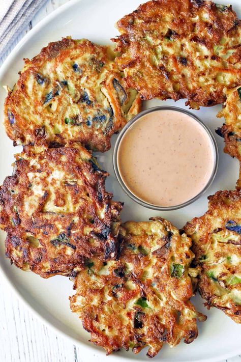 Cabbage Pancakes (Okonomiyaki) - Healthy Recipes Blog Low Fat Cabbage Recipes, Cabbage Pancake Recipe, Cabbage Pancakes, Cabbage Fritters, Recipe For Cabbage, Korean Cabbage, Potato Pancake Recipe, Best Cabbage Recipe, Healthy Cabbage