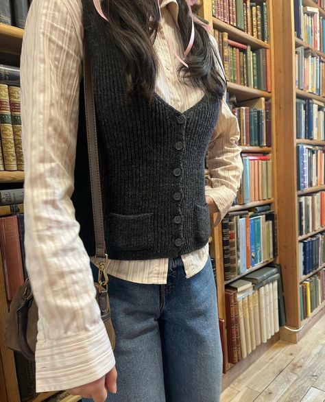 Rory Gilmore Fall, Autumn Vibes Aesthetic, Aesthetic Library, Downtown Outfits, Rory Gilmore, Autumn Vibes, Winter Fits, Mode Inspo, Book Store