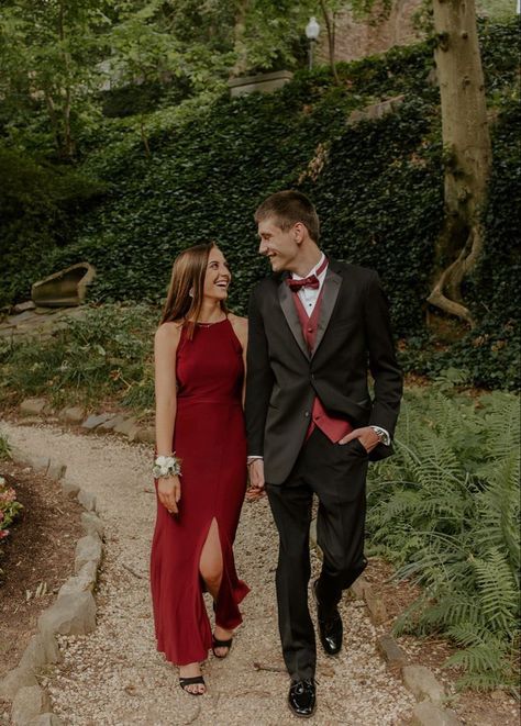 Plus Size Prom Photoshoot, Maroon Prom Dress Couple, Prom Indoor Photoshoot, Prom Photo Shoot Poses, Pose In Prom Dress, Burgundy Prom Dress Couple, Family Prom Pictures, Urban Prom Photoshoot, Prom Poses Couples Photo Ideas Romantic