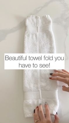 Hand Towel Folding, How To Roll Bath Towels, Towel Folding Ideas, Fancy Towels, Folding Fitted Sheets, Towel Folding, Towel Display, Folding Towels, Bathroom Towel Decor