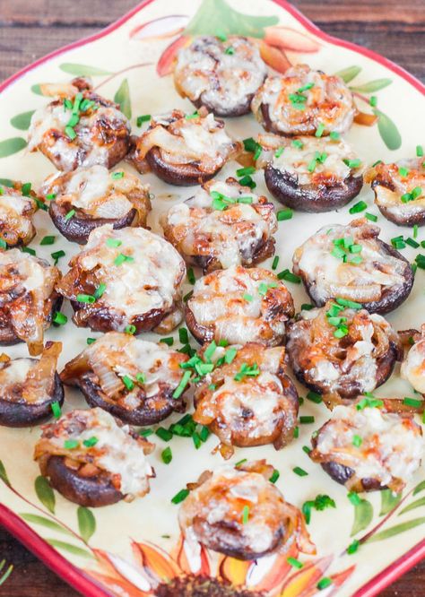 French Onion Soup Stuffed Mushrooms - french onion soup in a mushroom! What could be better? Vegetarian Holiday Recipes, Stuffed Mushrooms Easy, French Dinner, Jo Cooks, Hosting Ideas, French Onion Dip, Party Hosting, Stuffed Mushroom, Heart Food