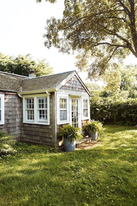 While perusing Laura Fenton's captivating new book, The Little Book of Living Small, we were delighted to see designer Glenn Ban's compact East Hamptons ho Cedar Shingle Cottage, Cozy Sunrooms, Connecticut Cottage, Tiny Beach Cottage, Shingle Cottage, Cedar Cottage, Modern Cottage Decor, East Hampton Houses, Tiny House Hotel