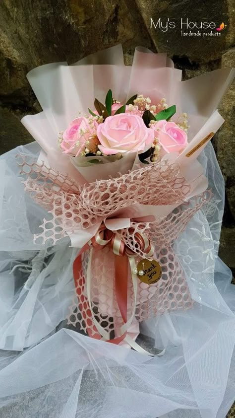 Flower Bouquet Business, Diy Bouquet Ideas, Natural Flower Arrangements, Bouquet Wrapping Ideas, Birthday Arrangements, Wrap Bouquet, Valentines Bouquet, Bouquet Business, Ribbon Flowers Bouquet