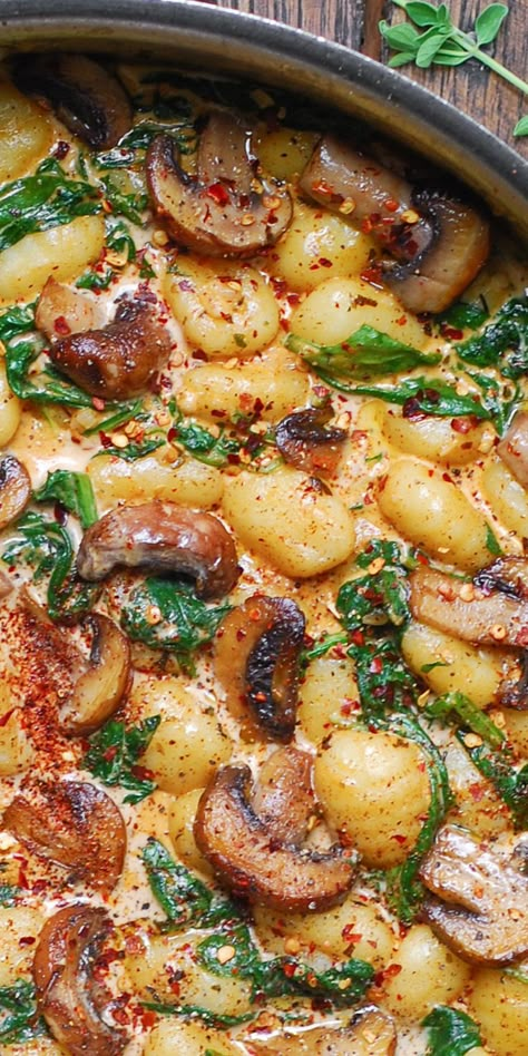 Spinach and Mushroom Gnocchi with Creamy Garlic and Smoked Parika Sauce in a stainless steel pan. Vegetarische Diners, Mushroom Gnocchi, Gnocchi Dishes, Spinach And Mushroom, Resep Pasta, Spinach Tomato, Mushroom Recipe, Gnocchi Recipes, Creamy Spinach