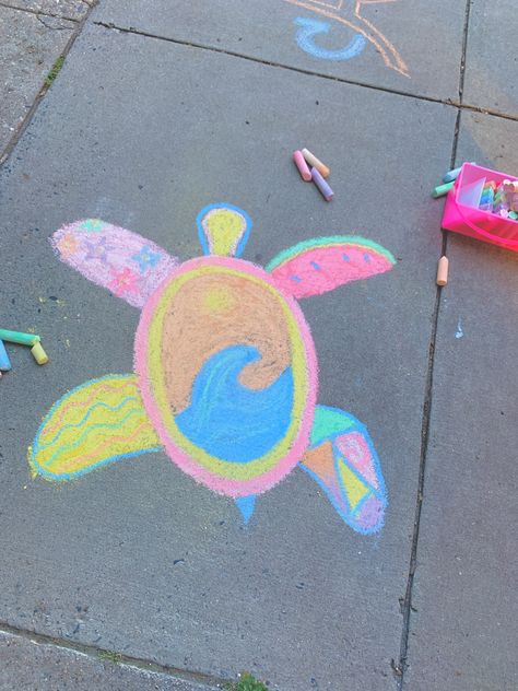 Chalk Art Turtle, Chalk Turtle, Iphone Wallpaper Whale, Turtle Drawing Cute, Wallpaper Whale, Sea Turtle Drawing, Fun Chalk Art, Animal Habitat, Chalk Ideas