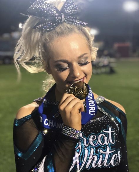 Great White Sharks 2018 World Champions / photo: @beccweb on instagram / pin uploaded by @beccaclarkkk Cheer Sport Sharks, Cheerleading Stunting, Easy Cheerleading Stunts, Cheerleading Skills, Great White Sharks Cheer, Cheerleading Jumps, Cheer Team Pictures, Youth Cheer, Cheer Photography