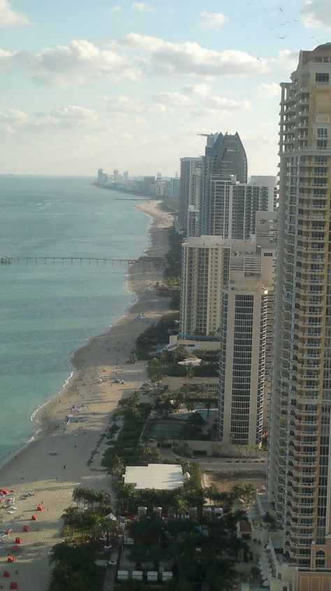 Sunny Isles Beach Florida, Miami Vibes, Florida Aesthetic, Miami Living, Miami Photos, Moving To Miami, Sunny Isles Beach, Usa Beaches, Sunny Isles