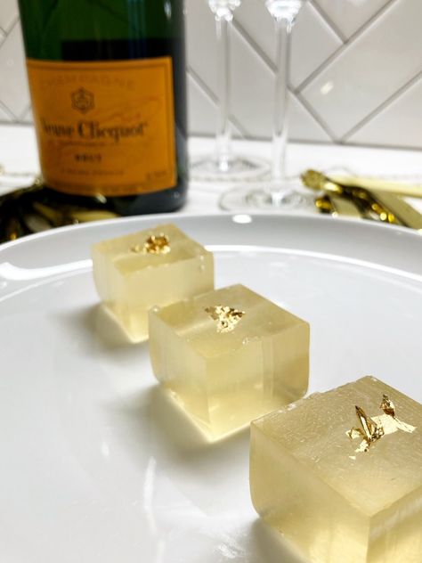 champagne jell-o shots Gold Leaf Dessert, Gold Leaf Cocktail, Gold Leaf Food, Gold Appetizers, Nye Cocktails, Champagne Shots, Champagne Jelly, Champagne Jello Shots, Golden Bday