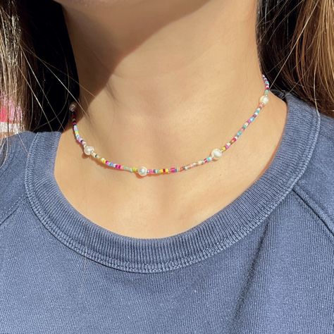 Beeds Accessories, Simple Bead Necklace Ideas, Dainty Necklace With Colorful Beads, Dainty Colorful Beaded Necklaces For Festival, Minimalist Colorful Beaded Choker Necklace, Beads Necklace, Colorful Pearl Beaded Choker Necklace, Colorful Beaded Pearl Choker, Bead Charms Diy