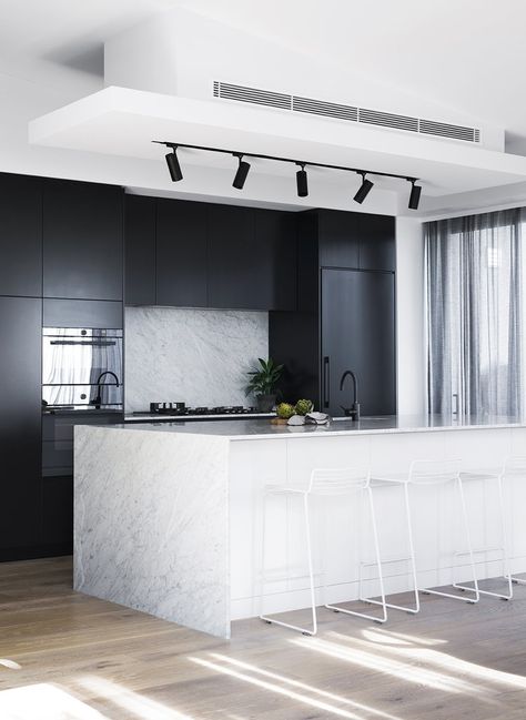 Track Lighting Kitchen, Black White Kitchen, Kabinet Dapur, Black Interior Design, White Kitchen Design, Kitchen Decor Modern, Kitchen Marble, Design Del Prodotto, Kitchen Trends