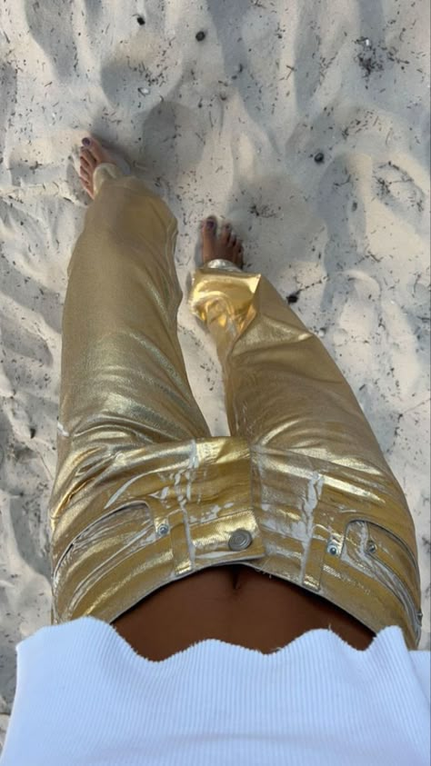 Gold And White Party Outfit, Golden Jeans Outfit, Golden Pants Outfit, Gold And White Outfit, Golden Pants, Gold Outfits, Summer Date Night Outfit, Y2k Beach, Gold Jeans