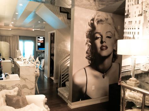 Mural Marilyn Monroe Marilyn Monroe Bathroom, Marilyn Monroe Bedroom, Marilyn Monroe Room, Los Angeles Interior Design, Hair Clinic, Hollywood Style, Salon Ideas, Modern Mansion, New York Apartment