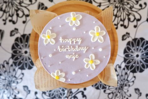 Purple Cake With Daisies, Purple And Yellow Cake Ideas, Purple And Yellow Cake Birthday, Purple Daisy Cake, Purple Aesthetic Cake, Purple Bento Cake, Purple And Yellow Cake, Purple Flower Birthday Cake, Garden Theme Birthday