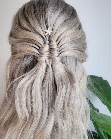 65+ Easy Christmas Party Hairstyles For A Last Minute Look - Kat and Blossom Holiday Party Hairstyles Medium Length, Christmas Party Hair, Party Hairdo, 70 Hairstyles, Easy Christmas Party, Holiday Updo, Christmas Tree Hair, Diy Updo, Christmas Party Hairstyles