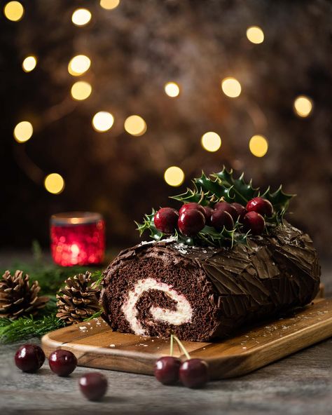 Yule Log Cake Recipe, Christmas Food Photography, Yule Log Recipe, Christmas Yule Log, Christmas Eats, Christmas Pastries, Yule Log Cake, Christmas Log, Log Cake