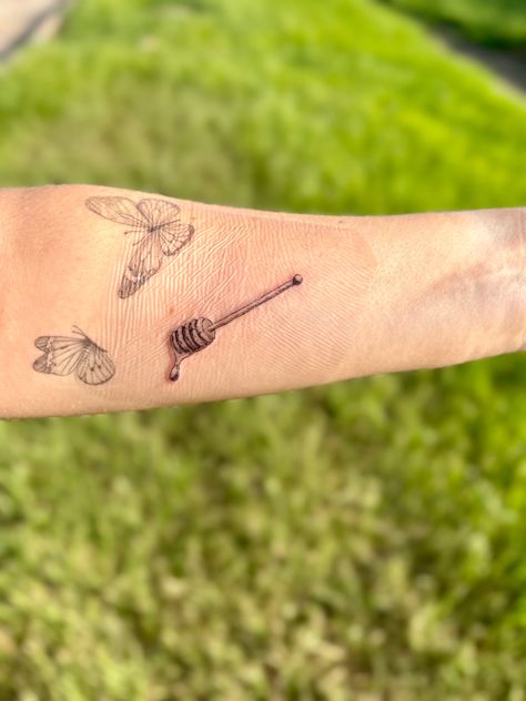 Harry Styles “Daylight” Tattoo. “Dip you in honey so I can be sticking to you” Small Honey Tattoo, Miss Honey Tattoo, Honey Wand Tattoo, Honey Bear Bottle Tattoo, Honey Dipper Tattoo, Honey Spoon Tattoo, Honey Stick Tattoo, Honey Pot Tattoo Simple, Daylight Harry Styles Tattoo