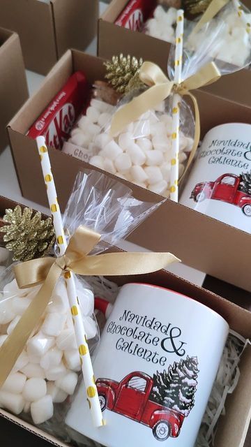 Homemade Christmas Gift Ideas For Coworkers, Xmas Box Ideas, Christmas Hamper Ideas Homemade, Christmas Gift Ideas Crafts, Gift Box Ideas For Christmas, Client Christmas Gift Ideas, Christmas Gift Coworkers, Ideas Regalos Navidad, Office Christmas Presents