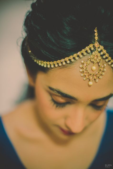 Gold Mathapatti with Pearl Drops                                                                                                                                                                                 More Jewelled Headpiece, Bridal Hair Bands, Head Ornaments, Matha Patti, Indian Accessories, Gold Necklace Indian, South Indian Weddings, Headpiece Jewelry, Long Pearl Necklaces