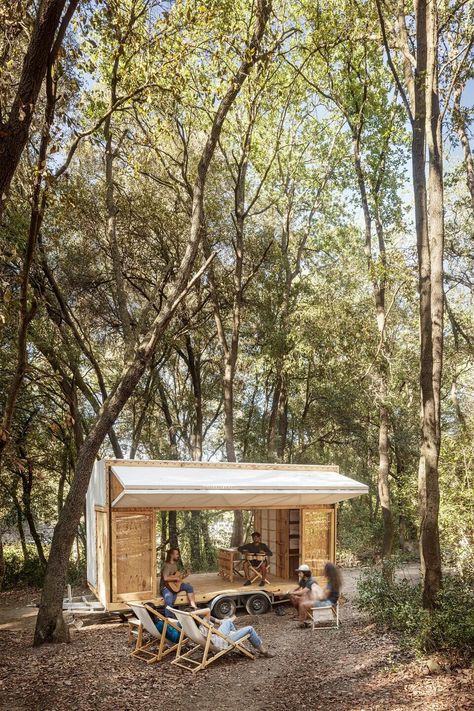 mobile catalyst made of dowel-laminated timber rides on wheels Cabin On Wheels, Modern Mobile Homes, Timber Architecture, Sou Fujimoto, Mobile Living, Monocrystalline Solar Panels, Minimalist Kitchen Design, Studios Architecture, Brick Architecture