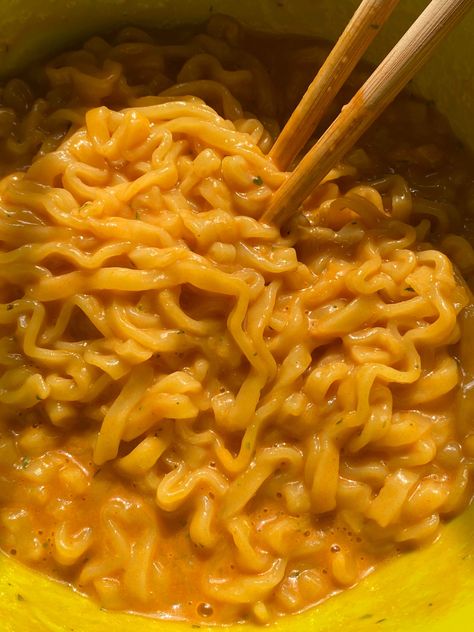 Yellow Noodles, Yummy Noodles, Food Babe, Food Therapy, Yummy Comfort Food, Food O, Sweet Snacks Recipes, Delicious Snacks Recipes, Unhealthy Food