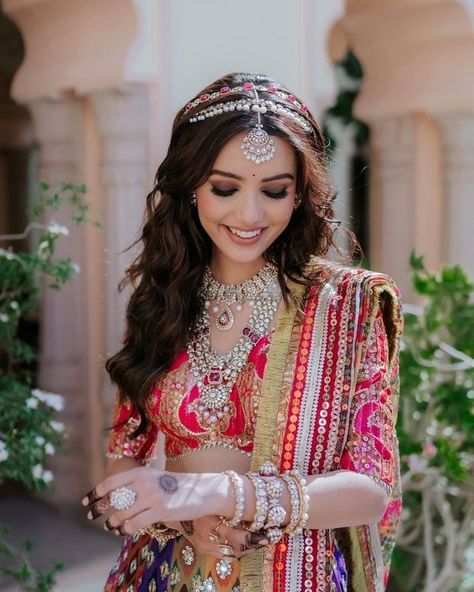 Hairstyles For Mehendi Function, Solo Bride Poses, Lehenga Hairstyle, Lehenga Poses, Bridal Photo Ideas, Poses For Engagement, Portrait Indian, Brides Indian, Indian Bridal Look