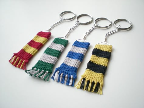 Harry Potter Crochet Keychain, Crochet Ideas For Book Lovers, Christmas Keychain Crochet, Christmas Crochet Keychain, Harry Potter Crochet Ideas, Christmas Market Ideas To Sell, Crochet Christmas Keychain, Knitting Keychain, Crochet Keyrings