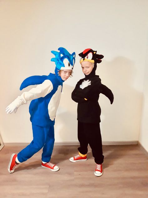 DIY Costume Sonic And Shadow Costume, Sonic The Hedgehog Halloween, Sonic Costumes, Sonic The Hedgehog Costume, Hedgehog Costume, Shadow Costume, Sonic Costume, Amy Sonic, Sonic Shadow