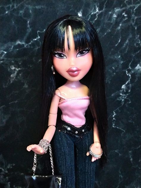 Bratz With Bangs, Bratz Doll Bangs, Bratz Doll With Bangs, Asian Bratz, Cartoon Profile Pics Bratz, Characters With Bangs, Jade Bratz Doll, Jade Bratz, Bratz Doll Outfits