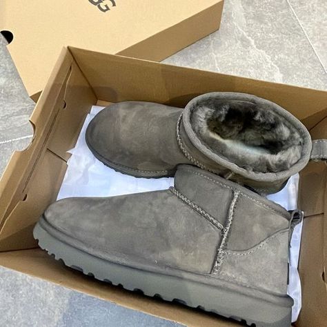 Ugg Classic Mini Grey, Grey Uggs Aesthetic, Grey Ultra Mini Uggs, Ugg Ultra Mini Grey, Grey Mini Uggs Outfit, Grey Ultra Mini Uggs Outfit, Grey Ugg Boots Outfit, Grey Ugg Boot, Grey Mini Uggs