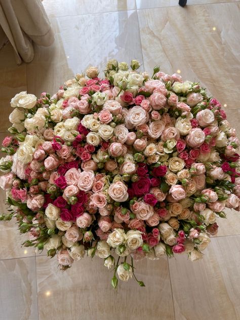 Elegant Wardrobe, Luxury Flower Bouquets, Boquette Flowers, Nothing But Flowers, Flower Therapy, Beautiful Bouquet Of Flowers, Luxury Flowers, Minimalist Wardrobe, Essential Items